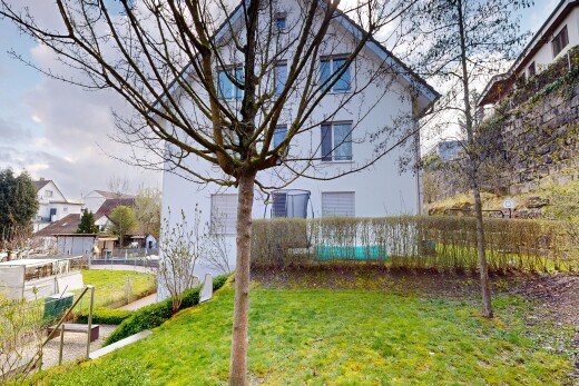 garten mit zaun, rasen, und day time
