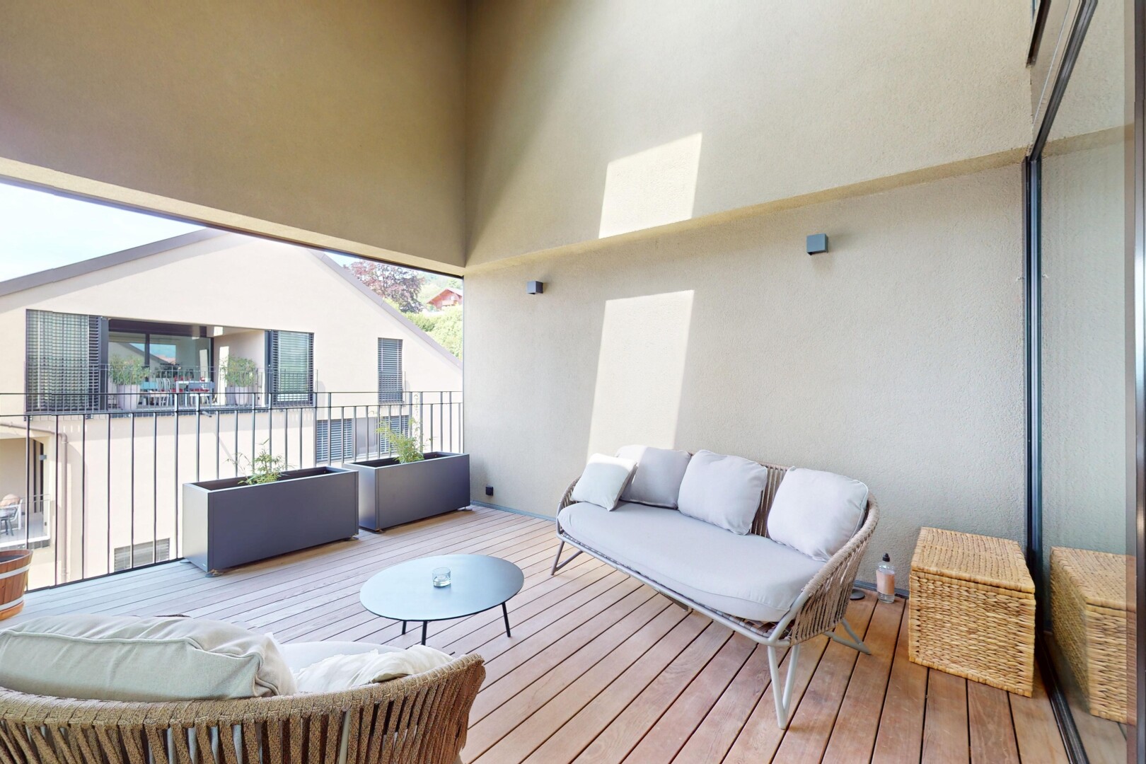 terrasse avec balcon et espace de vie extérieur
