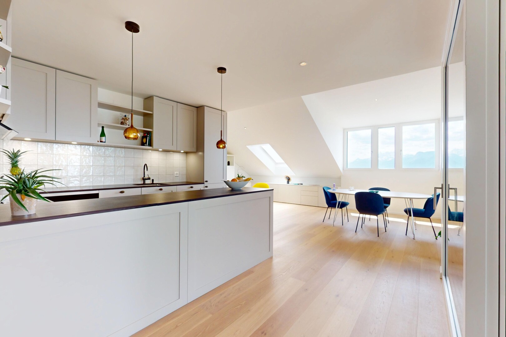 cuisine avec puits de lumière, sol en finition bois, wood finish floor, inside property, et armoires de style shaker