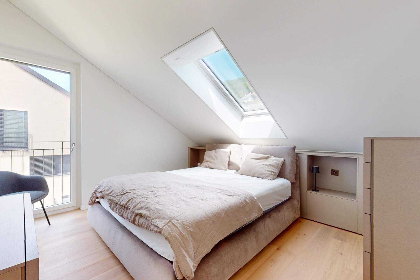 chambre avec puits de lumière, pièce supplémentaire, plafond voûté, vaulted ceiling, et inside property