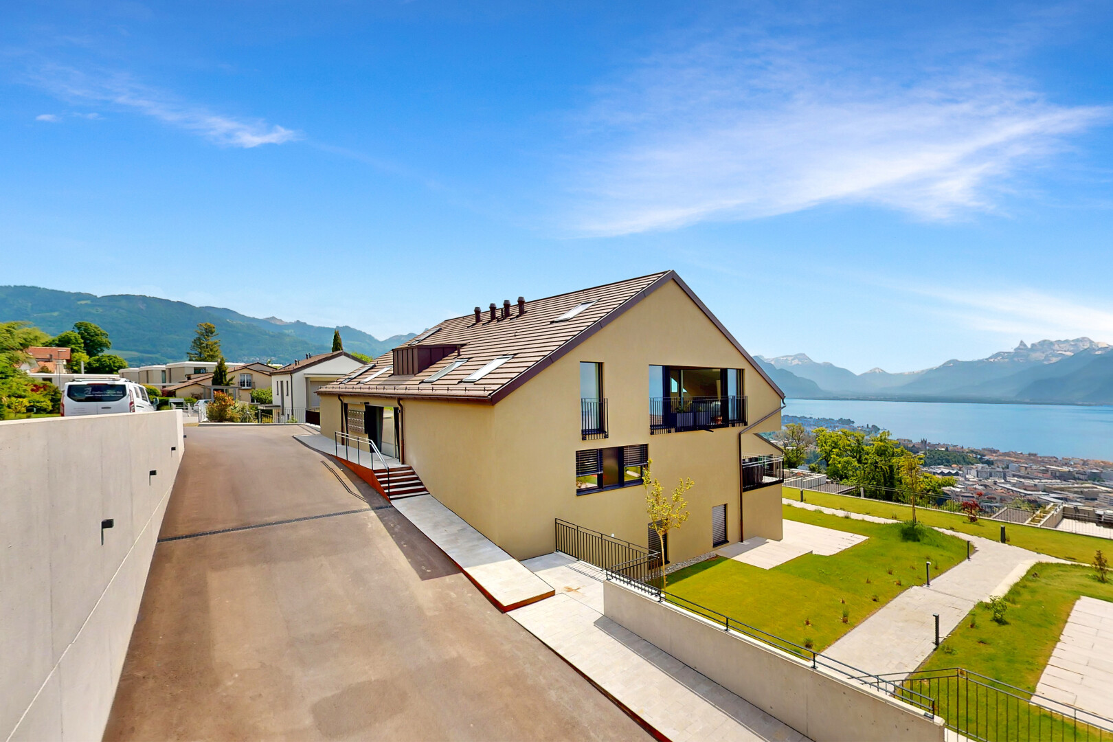 façade avec mountain view, vue sur la montagne, day time, clôture, et water view