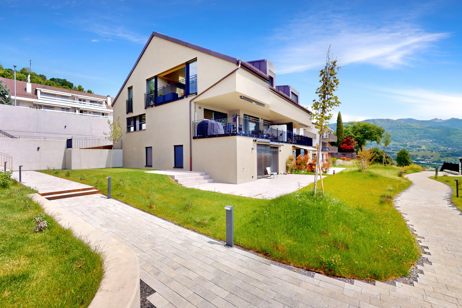 façade avec day time, property visible, bardage en stuc, pelouse, et mountain view