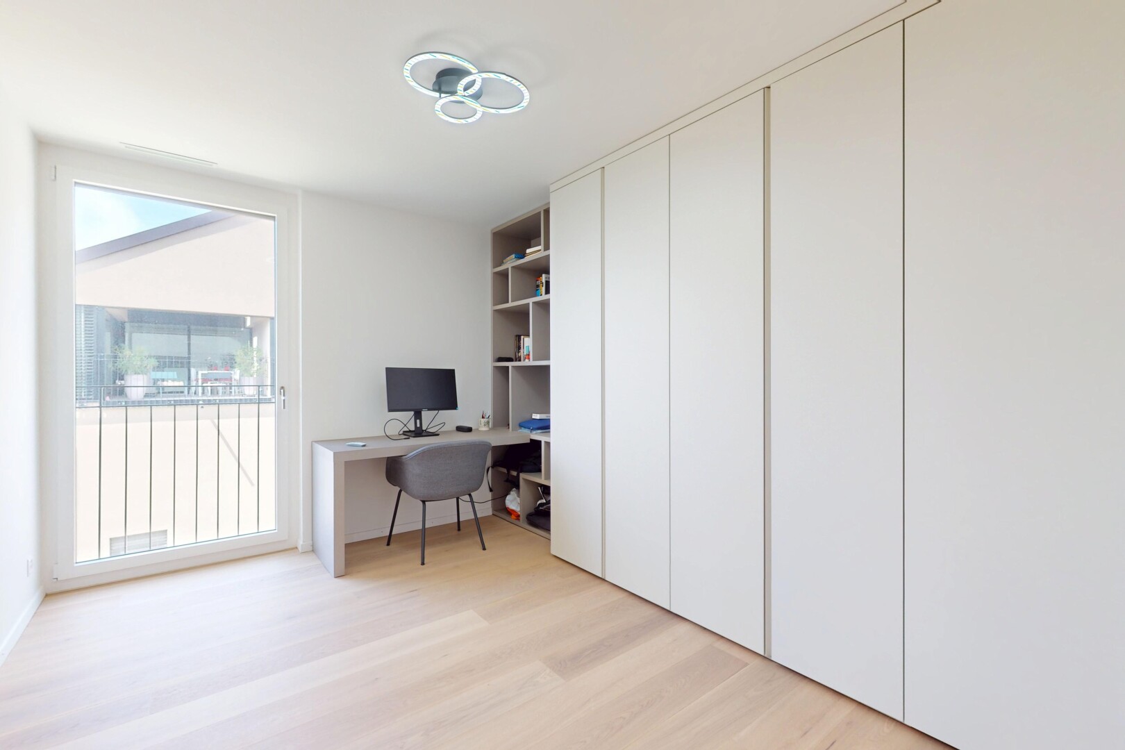 bureau avec télévision, wood finish floor, sol en finition bois, natural light, et lumière naturelle