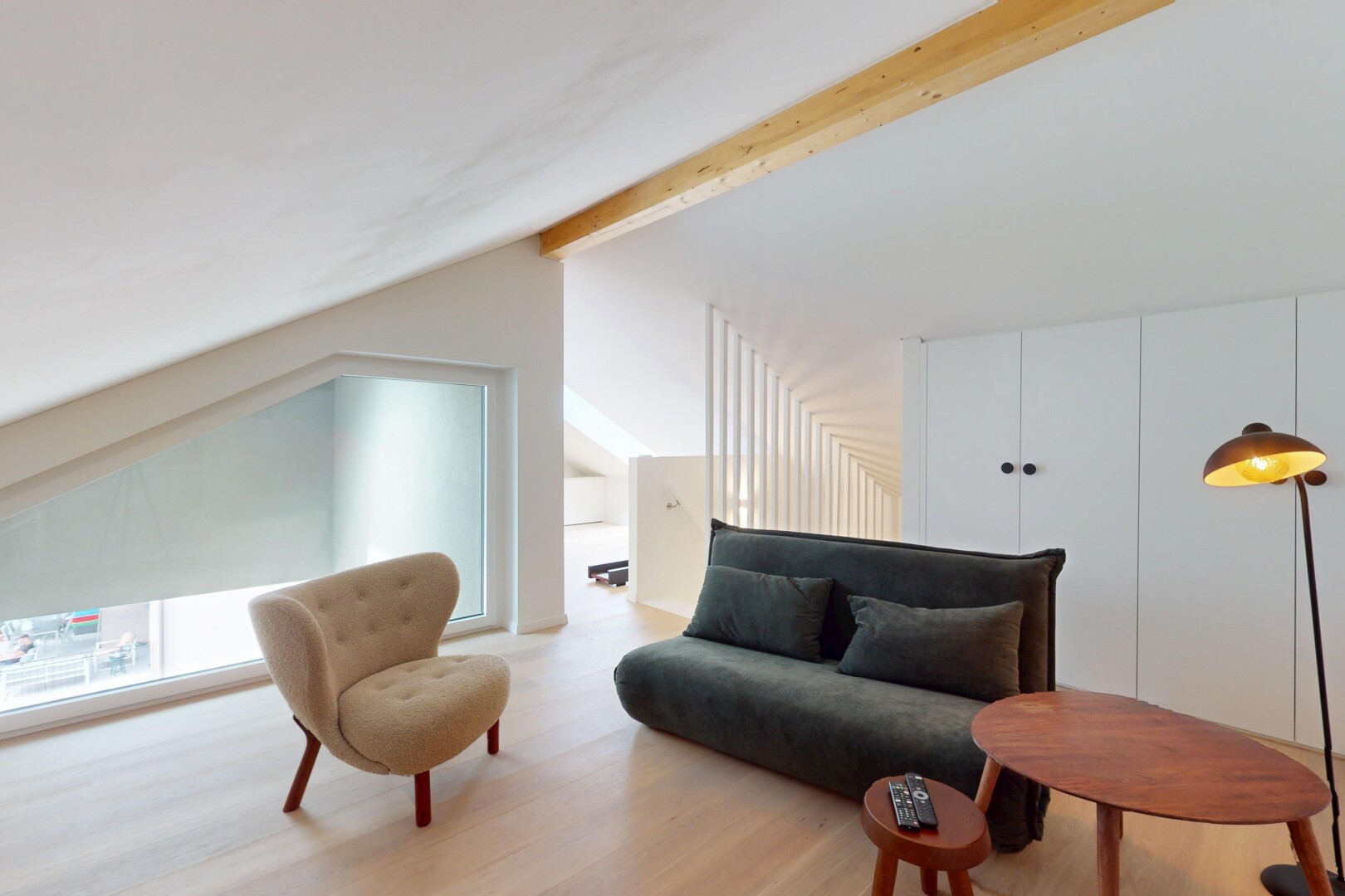 salon avec vaulted ceiling, plafond voûté, inside property, beamed ceiling, et plafond à poutres