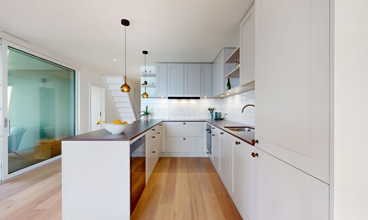 cuisine avec étagères ouvertes, évier, wood finish floor, sol en finition bois, et inside property
