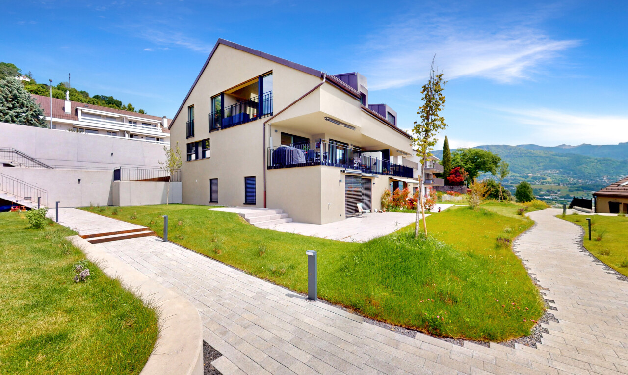 façade avec day time, property visible, bardage en stuc, pelouse, et mountain view