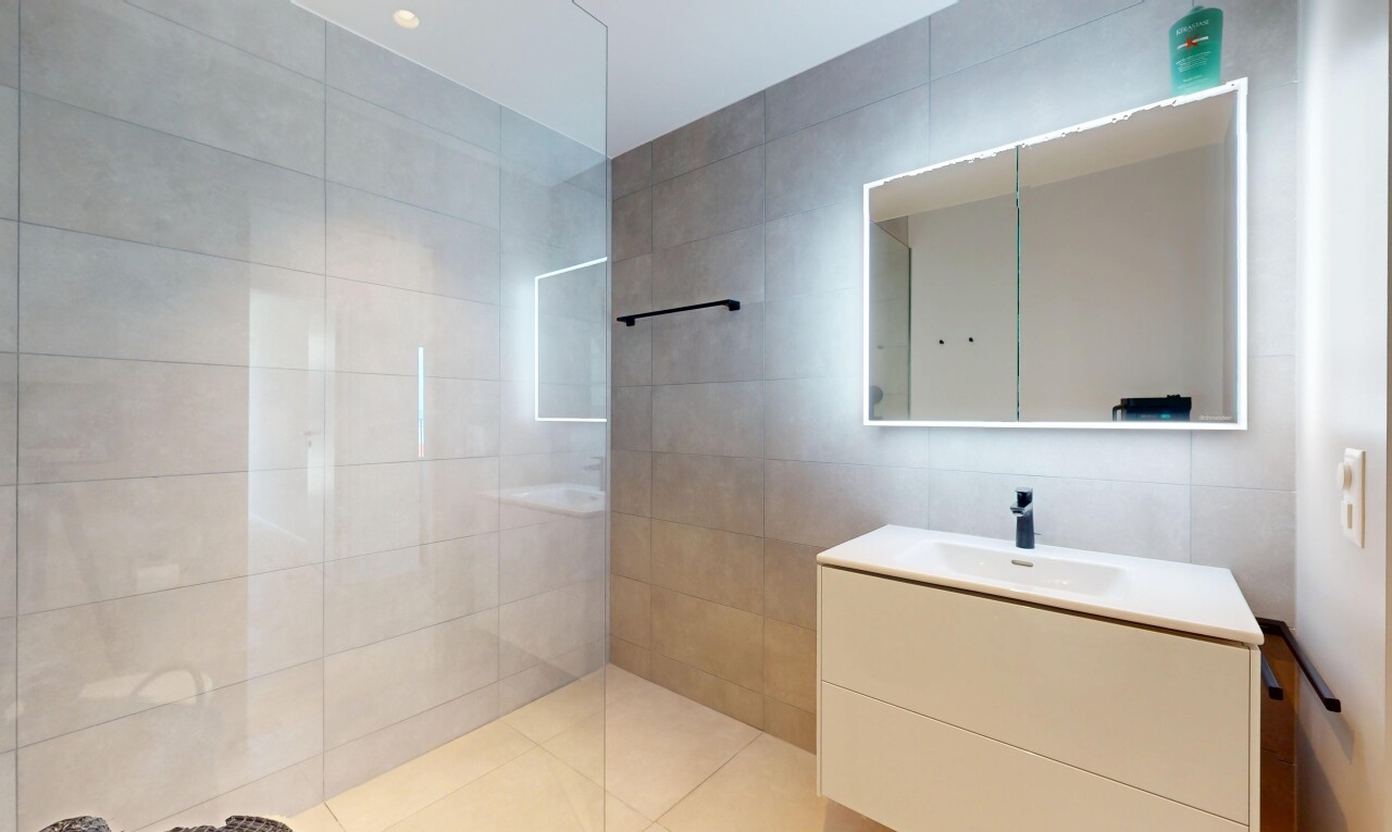 salle de bains avec tile wall, mur en carrelage, évier, lavabo (ou coiffeuse selon le contexte), et inside property