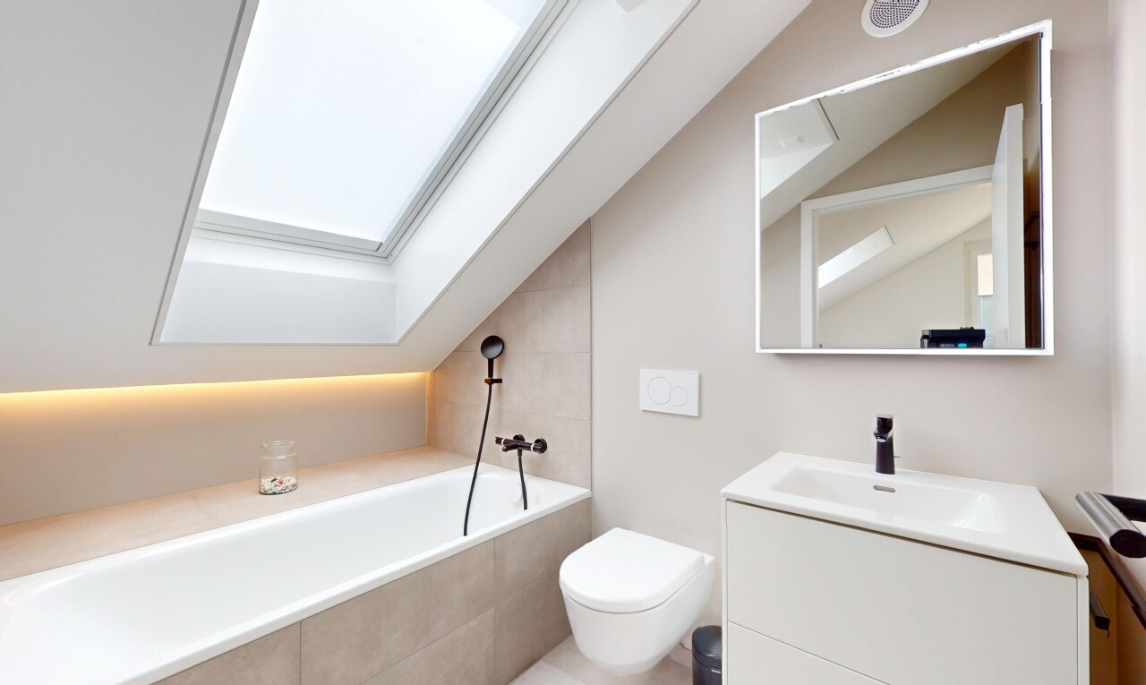 salle de bains avec lavabo (ou coiffeuse selon le contexte), tile tub, bain, miroir, et toilette