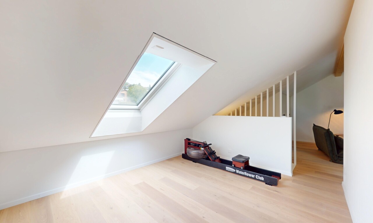 pièce vide avec inside property, wood finish floor, sol en finition bois, vaulted ceiling, et plafond voûté