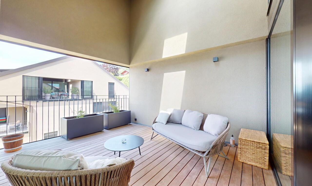 terrasse avec balcon et espace de vie extérieur