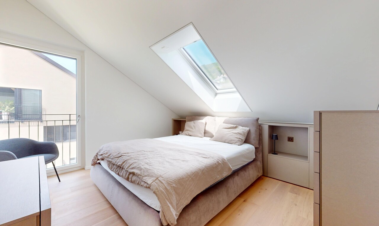 chambre avec puits de lumière, pièce supplémentaire, plafond voûté, vaulted ceiling, et inside property