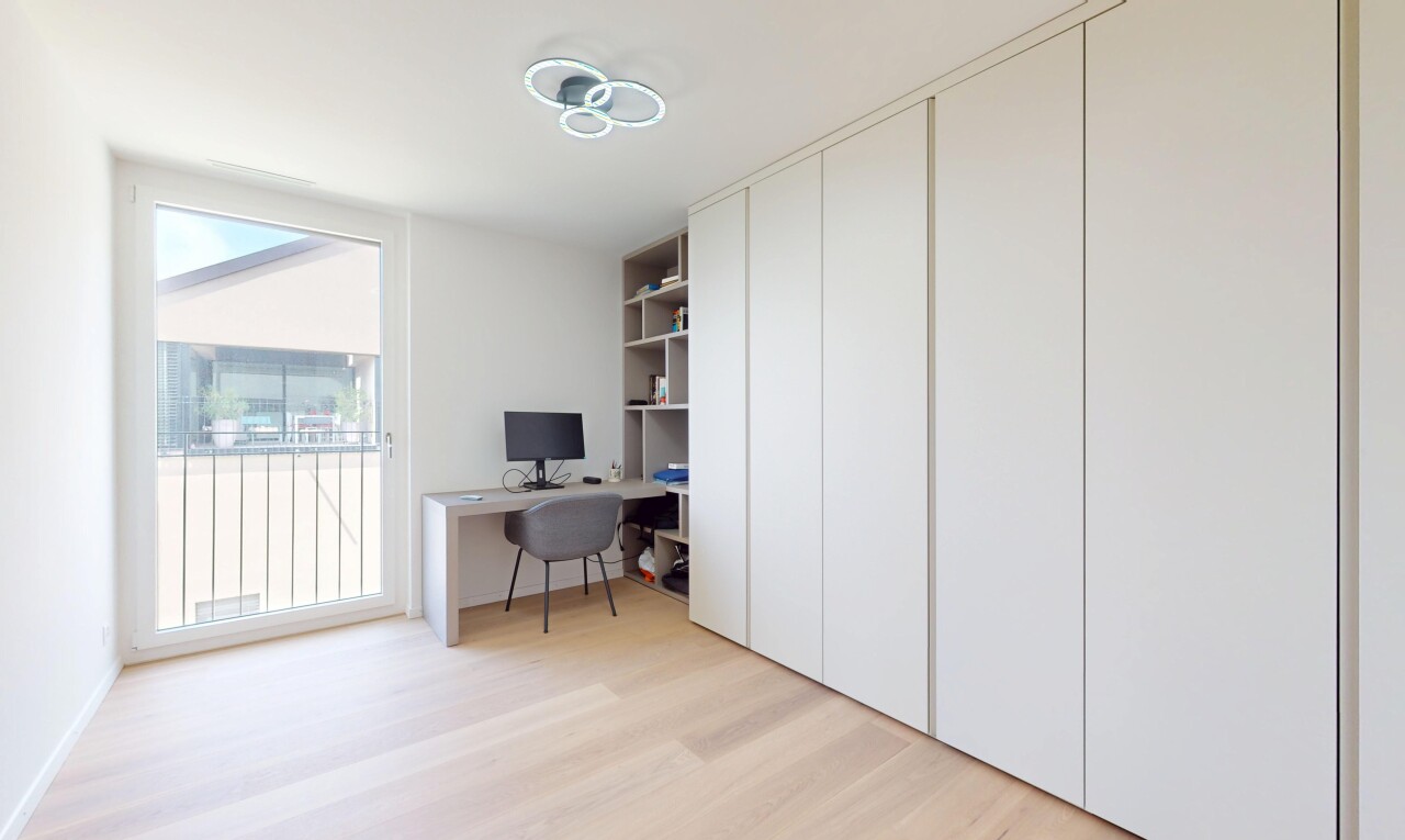 bureau avec télévision, wood finish floor, sol en finition bois, natural light, et lumière naturelle