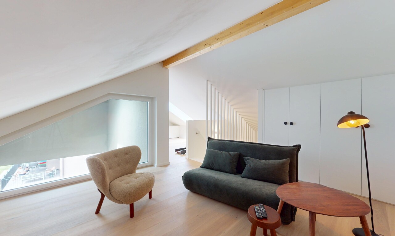 salon avec vaulted ceiling, plafond voûté, inside property, beamed ceiling, et plafond à poutres