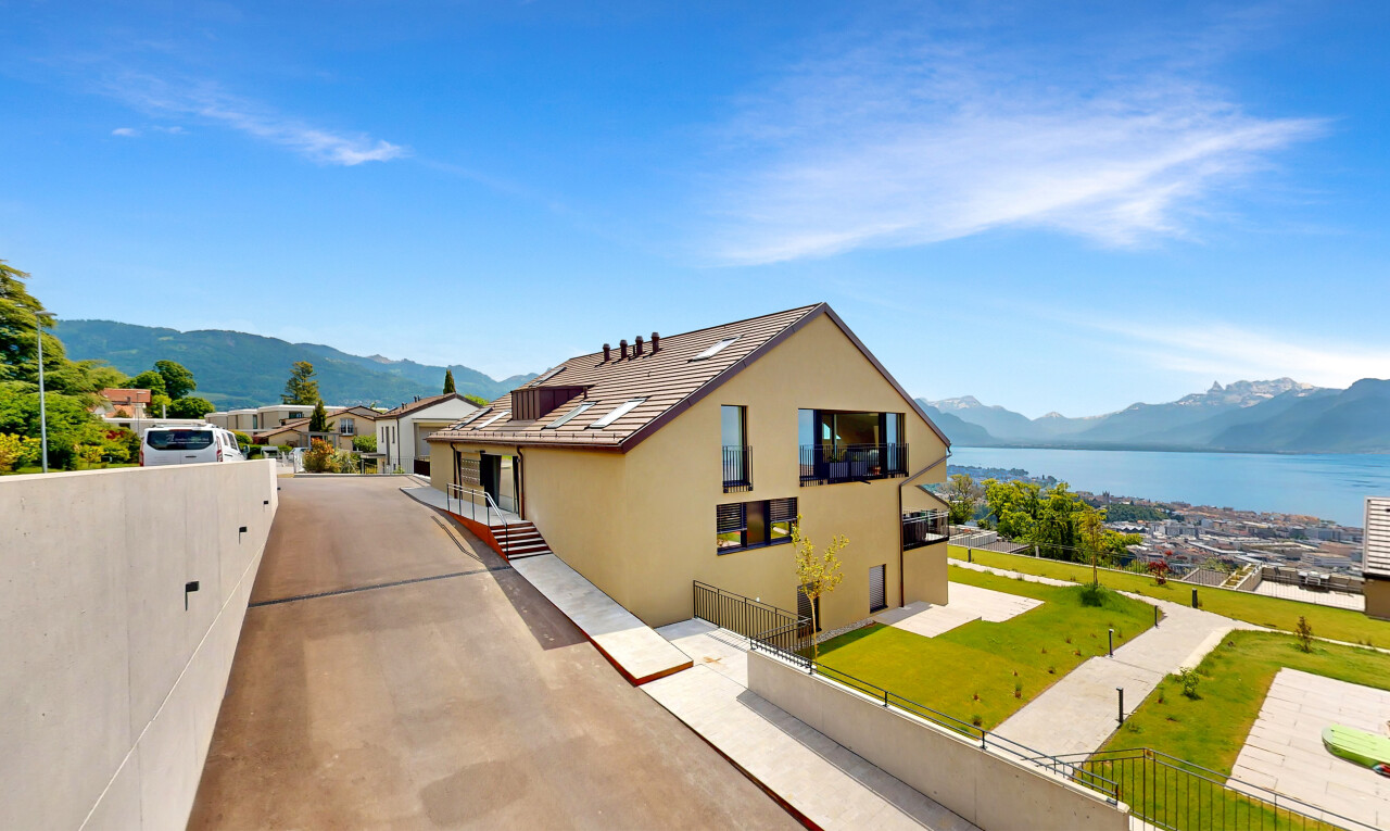 façade avec mountain view, vue sur la montagne, day time, clôture, et water view