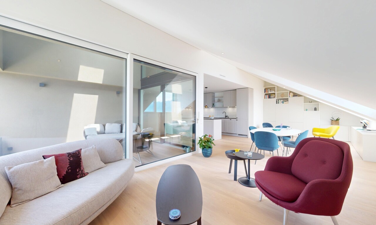salon avec inside property, sol en finition bois, wood finish floor, cloison sèche, et drywall