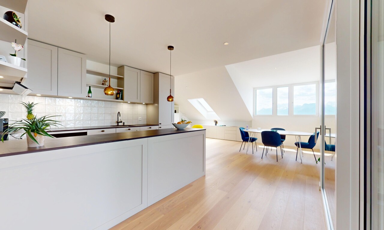 cuisine avec puits de lumière, sol en finition bois, wood finish floor, inside property, et armoires de style shaker
