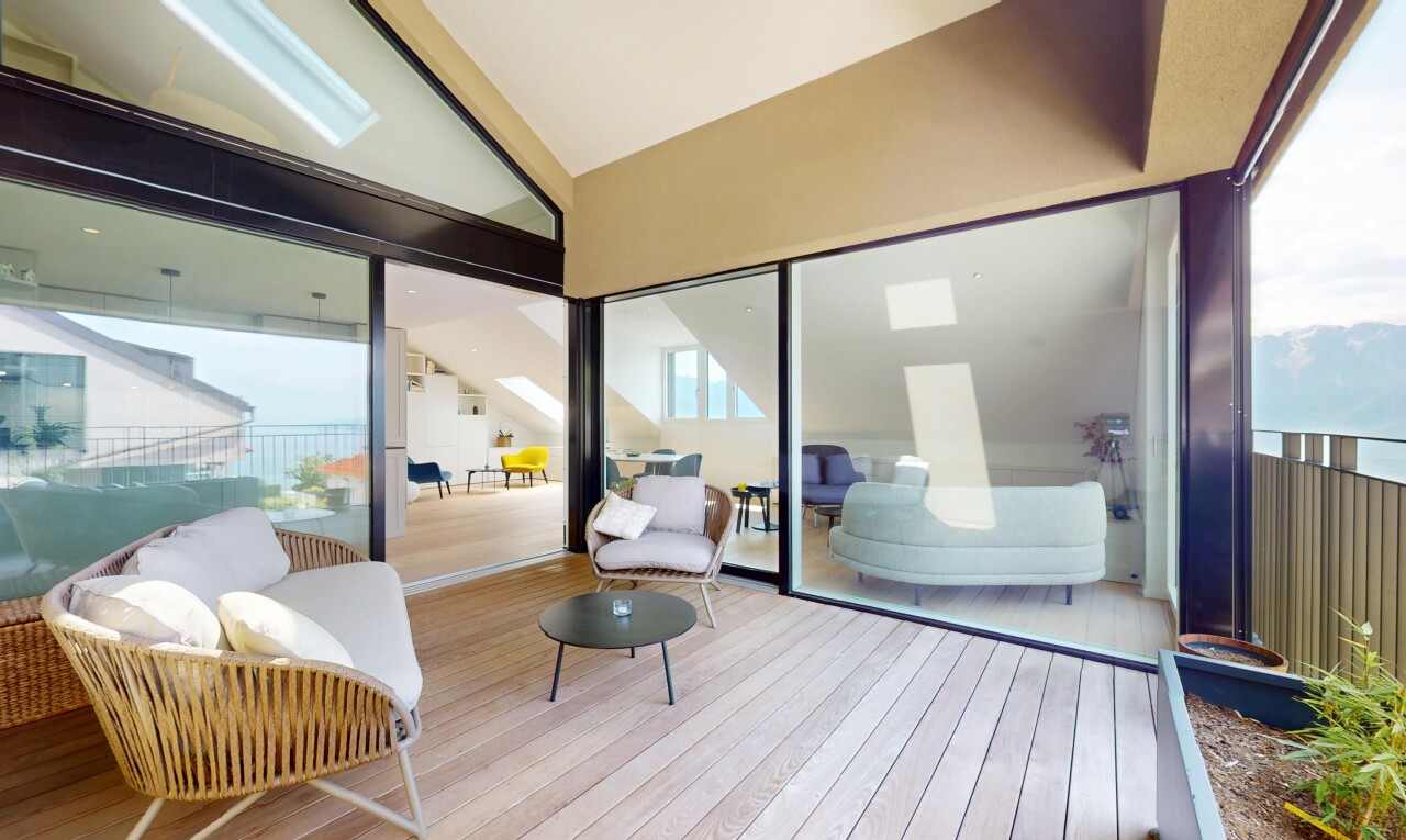 terrasse avec balcon et inside property
