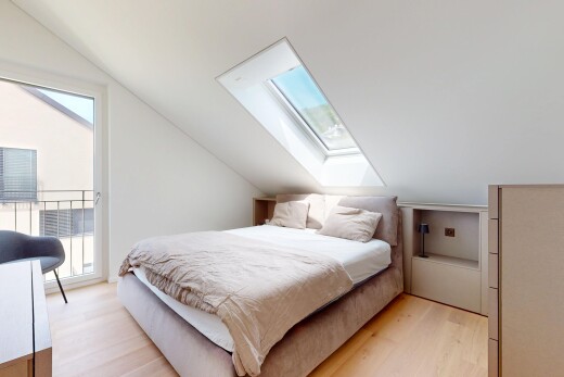 chambre avec puits de lumière, pièce supplémentaire, plafond voûté, vaulted ceiling, et inside property