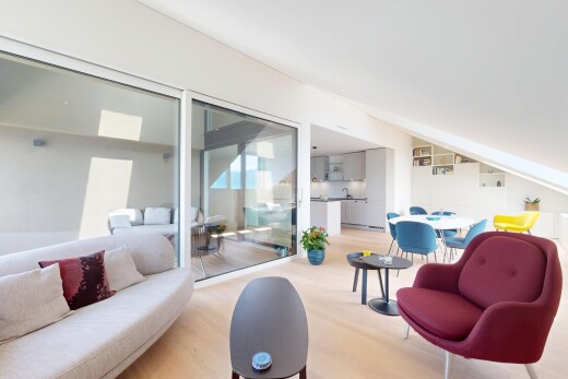 salon avec inside property, sol en finition bois, wood finish floor, cloison sèche, et drywall