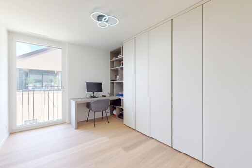 büro mit fernseher, wood finish floor, holzfußboden, natural light, und natürliches licht