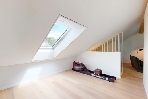 leerer raum mit inside property, wood finish floor, holzfußboden, vaulted ceiling, und dachschräge