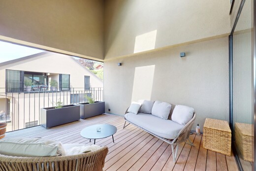 terrasse mit balkon und wohnraum im freien