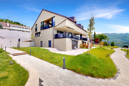 façade avec day time, property visible, bardage en stuc, pelouse, et mountain view