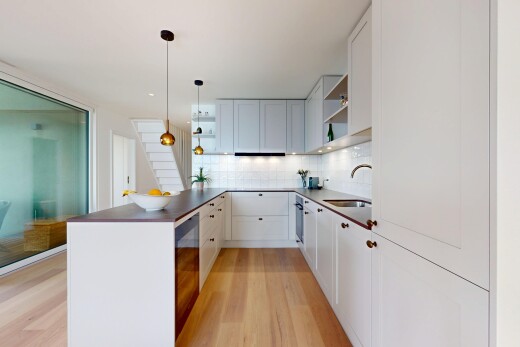 küche mit offene regale, waschbecken, wood finish floor, holzfußboden, und inside property