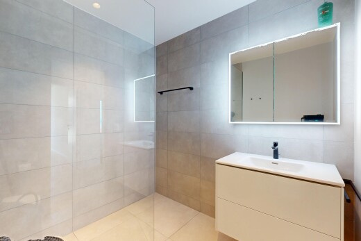 bad mit tile wall, fliesenwand, waschbecken, schminktisch, und inside property