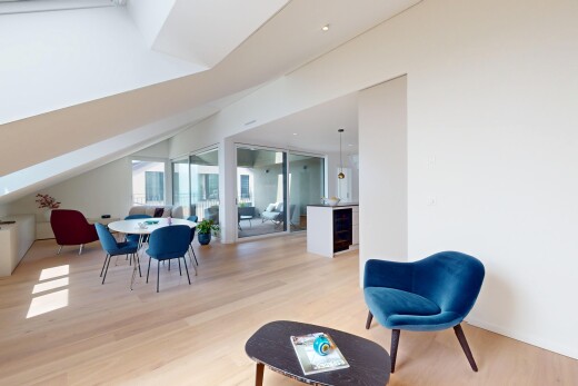 wohn- / esszimmer mit wood finish floor, holzfußboden, inside property, drywall, und gipskartonwand