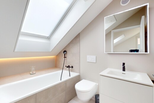 salle de bains avec lavabo (ou coiffeuse selon le contexte), tile tub, bain, miroir, et toilette