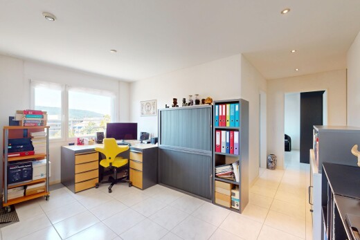 büro mit fernseher, natürliches licht, natural light, inside property, und gipskartonwand
