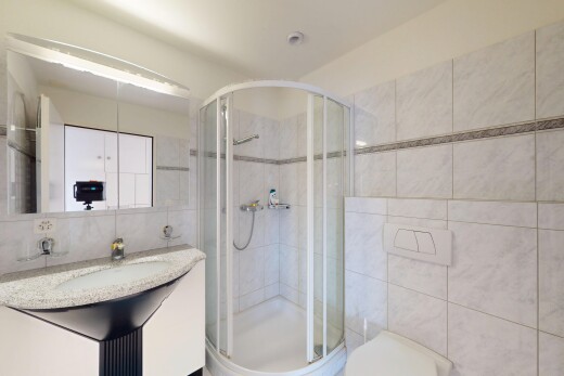 bad mit inside property, schminktisch, fliesenwand, tile wall, und dusche