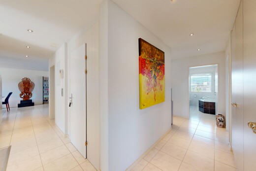 halle / korridor mit fliesenboden, tile floor, inside property, natürliches licht, und natural light