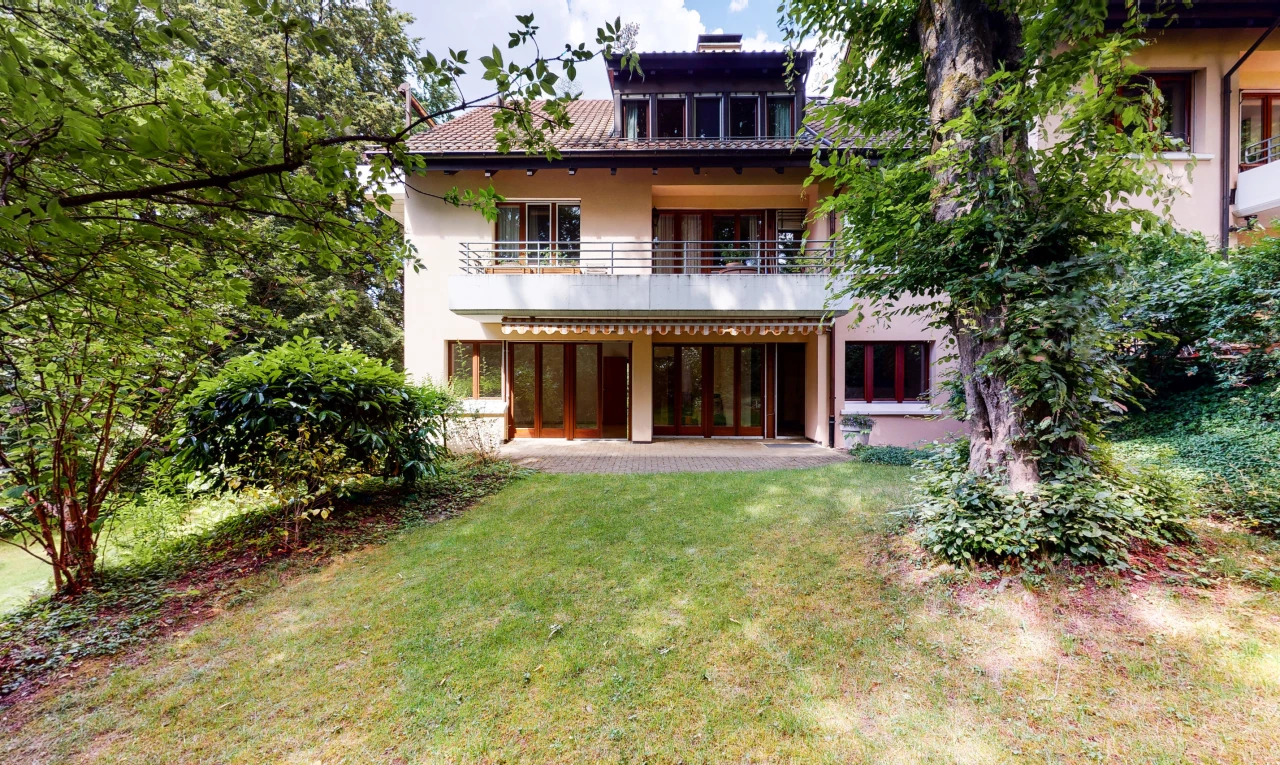 façade avec balcon et pelouse