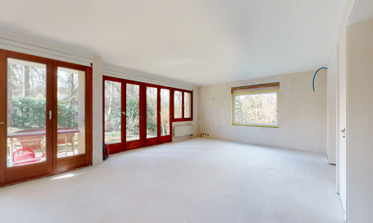 chambre vide avec moquette et lumière naturelle