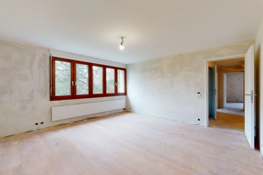 chambre vide avec lumière naturelle et parquet