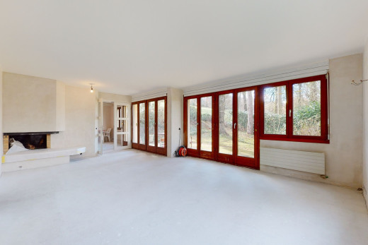 teppich wohnzimmer mit natürliches licht, kamin und kühler