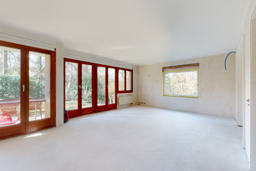 gästezimmer mit teppich und natürlichem licht