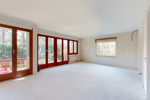 chambre vide avec moquette et lumière naturelle