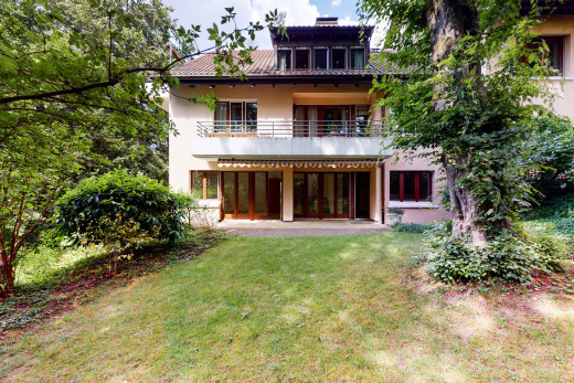 außenansicht mit balkon und rasen