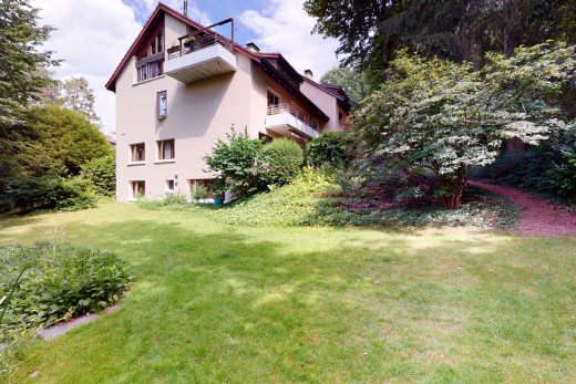 außenansicht mit balkon und rasen