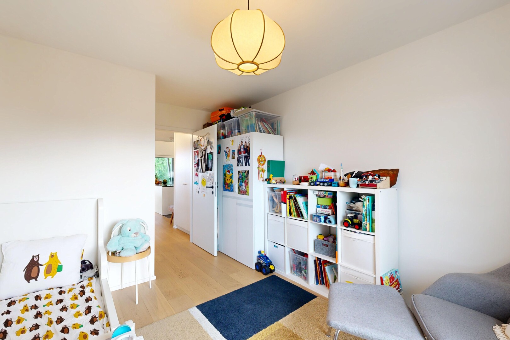 chambre avec drywall, cloison sèche, wood finish floor, sol en finition bois, et inside property