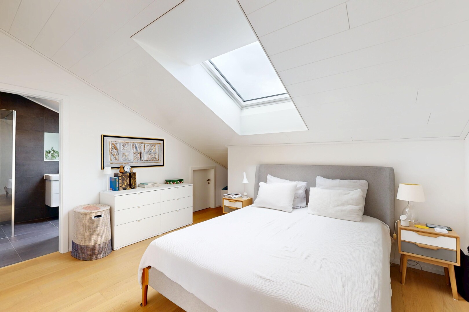 chambre avec pièce supplémentaire, puits de lumière, vaulted ceiling, plafond voûté, et wood finish floor