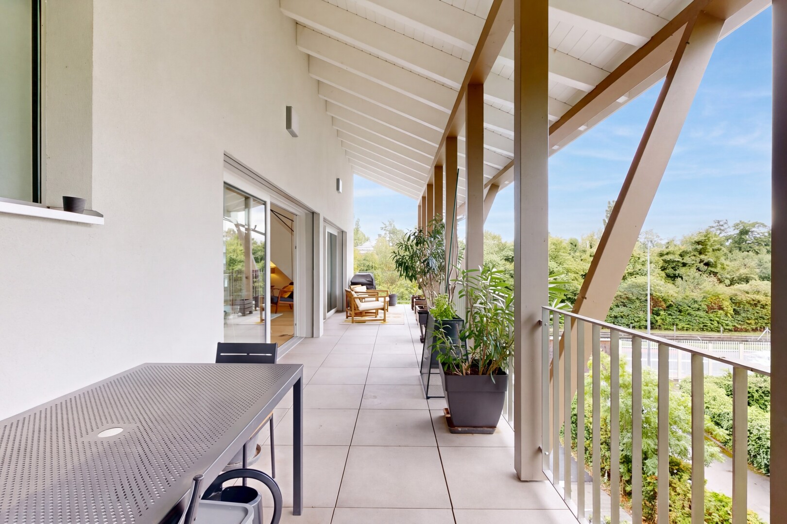 terrasse avec balcon et from property