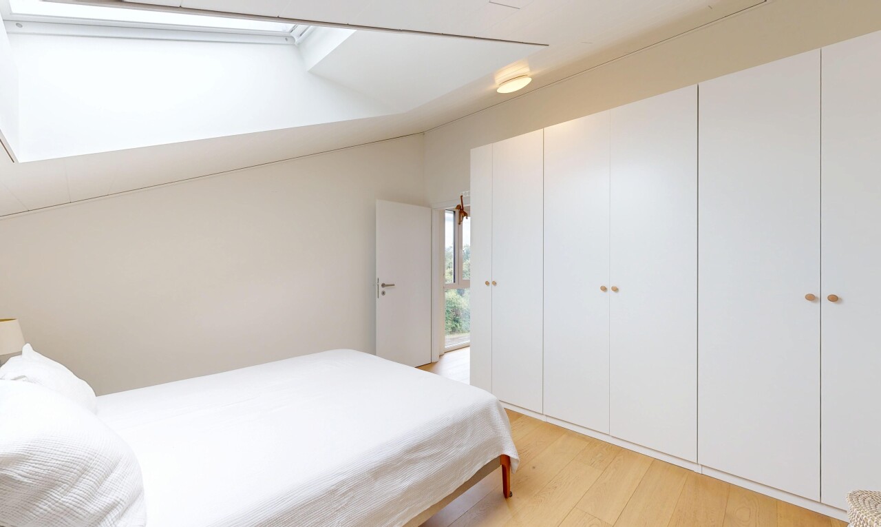 chambre avec light floor, wood finish floor, sol en finition bois, drywall, et cloison sèche