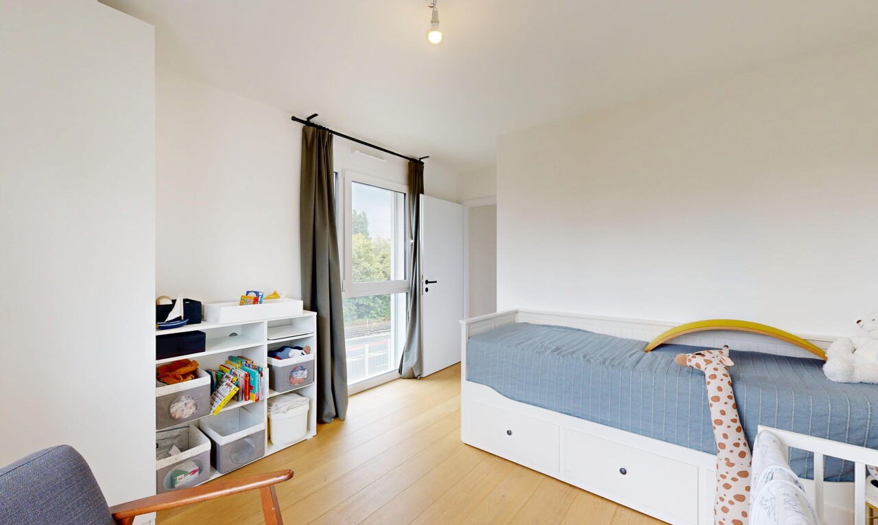 chambre avec cloison sèche, drywall, sol en finition bois, wood finish floor, et light floor