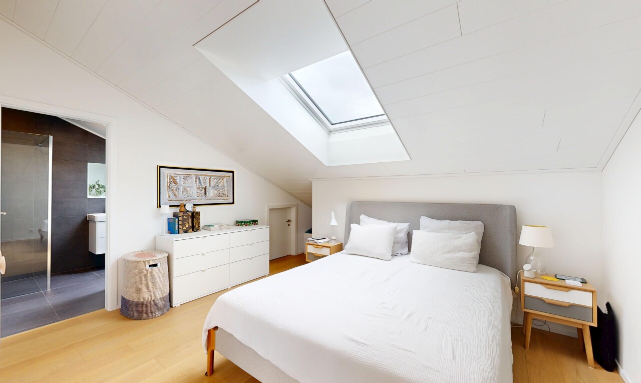 chambre avec pièce supplémentaire, puits de lumière, vaulted ceiling, plafond voûté, et wood finish floor