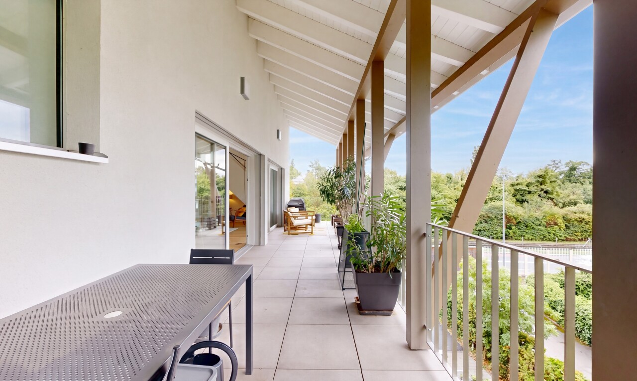 terrasse avec balcon et from property