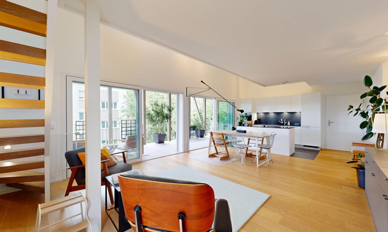 salon / salle à manger avec wood finish floor, sol en finition bois, light floor, inside property, et drywall